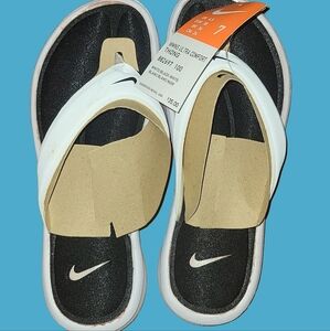 WMNS NIKE ULTRAS COMFORTS
THONGS TRIPLE BLACKS WHITES FOOTBEDS